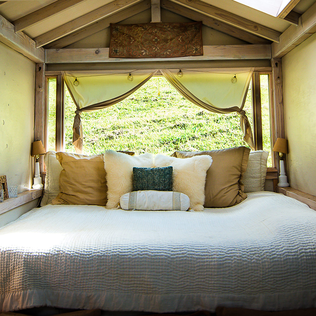 king size bed at the teahouse cottage